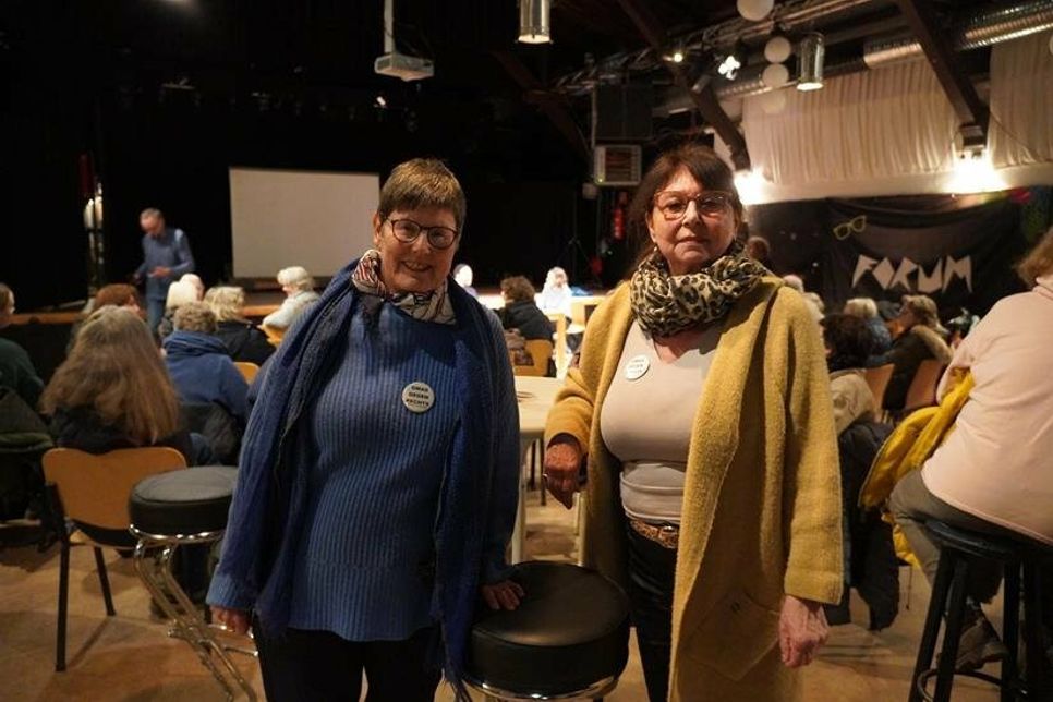 Die Initiatorinnen der Neustädter Omas gegen Rechts: Birgit Wagner-Illes und Lida Winter (re.) freuten sich über die positive Resonanz.