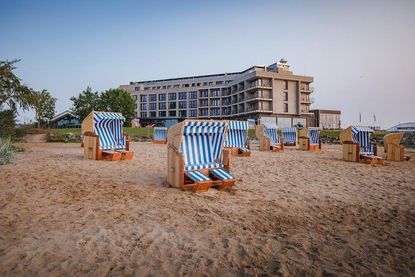 Als einziges Hotel in der ancora Marina liegt es eingebettet zwischen Yachthafen, Salzwiesen und Ostsee.