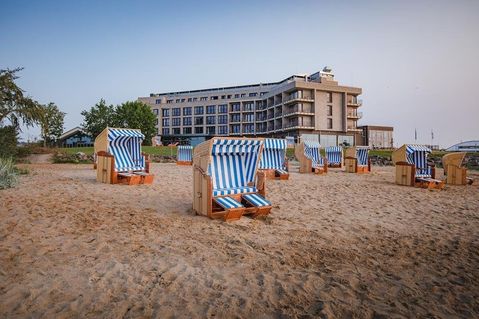 Als einziges Hotel in der ancora Marina liegt es eingebettet zwischen Yachthafen, Salzwiesen und Ostsee.