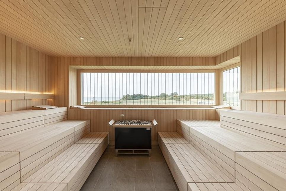 Wenn es draußen kühl ist, macht das Schwitzen noch mehr Spaß – besonders in der Panoramasauna mit Blick auf die Salzwiesen und die Ostsee oder im zweistöckigen Saunahaus.