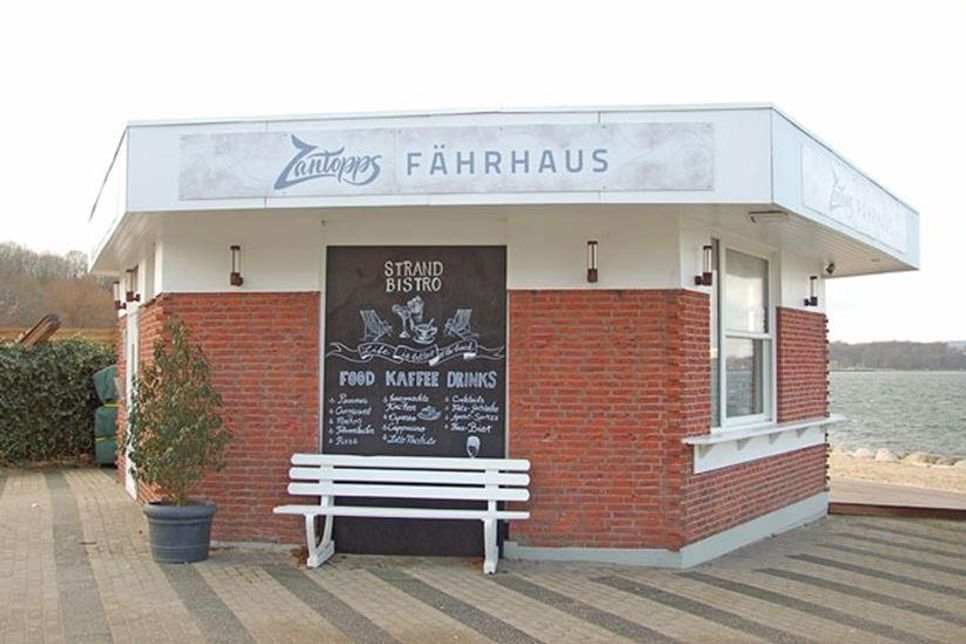 Der Mönkeberger Kiosk am Fähranleger, im vergangenen Jahr erweitert und grundsaniert, soll auch in der neuen Saison mit seinem Angebot an Speisen und Getränken für das Wohlbefinden der Strandbesucher sorgen.