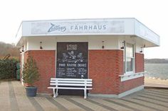 Der Mönkeberger Kiosk am Fähranleger, im vergangenen Jahr erweitert und grundsaniert, soll auch in der neuen Saison mit seinem Angebot an Speisen und Getränken für das Wohlbefinden der Strandbesucher sorgen.