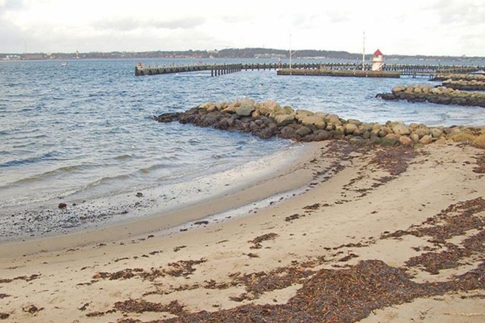Die Januarstürme haben auch an einem Abschnitt des Mönkeberger Strandes für Sandschwund gesorgt. Bis zur Saison soll aber alles wieder gut aussehen.