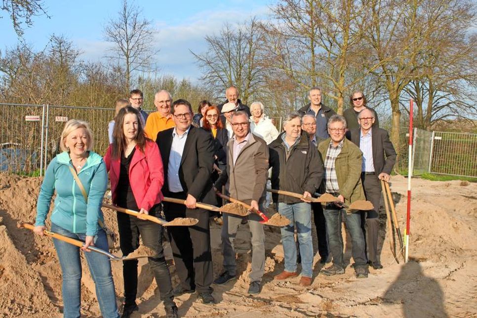 Im Wahlkampf-Modus auf der Baustelle: Die offizielle Grundsteinlegung durch die Gemeinde Grömitz erfolgte noch nicht.