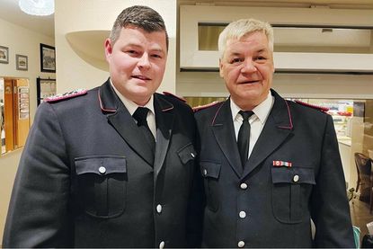 Niendorfs Wehrführer Carsten Dede übergibt sein Amt in jüngere Hände: Fabian Post (links) wurde zum Nachfolger gewählt und tritt sein neues Amt voraussichtlich im April an.