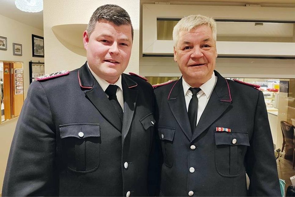 Niendorfs Wehrführer Carsten Dede übergibt sein Amt in jüngere Hände: Fabian Post (links) wurde zum Nachfolger gewählt und tritt sein neues Amt voraussichtlich im April an.
