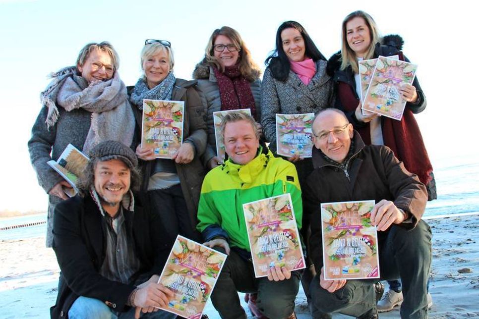 Laden zu einer kulinarischen Entdeckungsreise ein: Kerstin Schmidt (Dahme) Elgin Zühlke (Grube), Petra Rathje (Lensahn), Laura Sonnen (Kellenhusen), Janina Kononov (Grömitz) (oben v. lks.) sowie Ralf Suhr (Grafik), Sven Muchow (Herstellung) und Martin Riedel (Kellenhusen) (unten v. lks.).