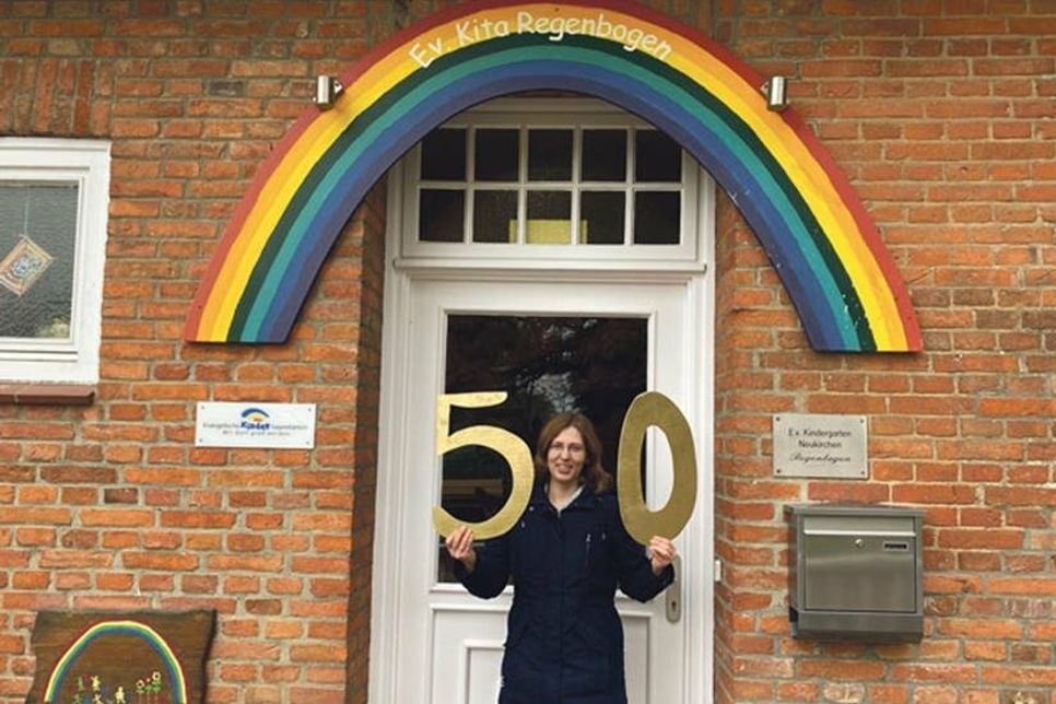 Kita-Leiterin Belinda Boehm hält die goldene „50“ hoch – im Juni 2022 soll das Jubiläum groß gefeiert werden.