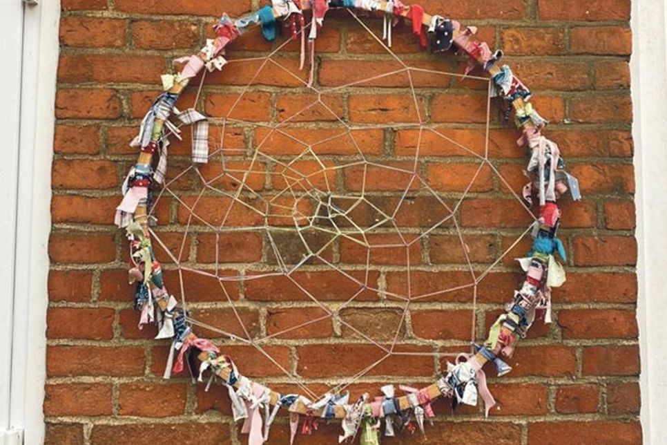 Solche schönen Dinge wie der Traumfänger werden in der Kita gebastelt.