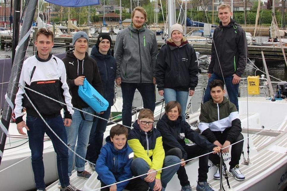 Die stolzen Schüler auf ihrem „team acht Boot“.