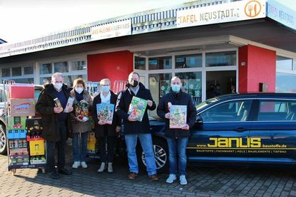 Olf Leder und Verena Treppe vom Vorstand der Tafel dankten Janus-Mitarbeiterin Dörte Wildfang, Janus-Geschäftsführer Thorsten Schmidt und Außendienstmitarbeiter Jan Dummer (v. lks.) für die vorweihnachtliche Lebensmittelspende.