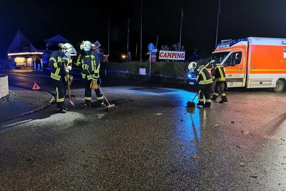 Auf der Kreuzung befindliche Trümmerteile und Glasscherben wurden durch die Grömitzer Einsatzkräfte beseitigt. Die betroffene Kreuzung war für die Dauer des Einsatzes rund eine Stunde voll gesperrt.
