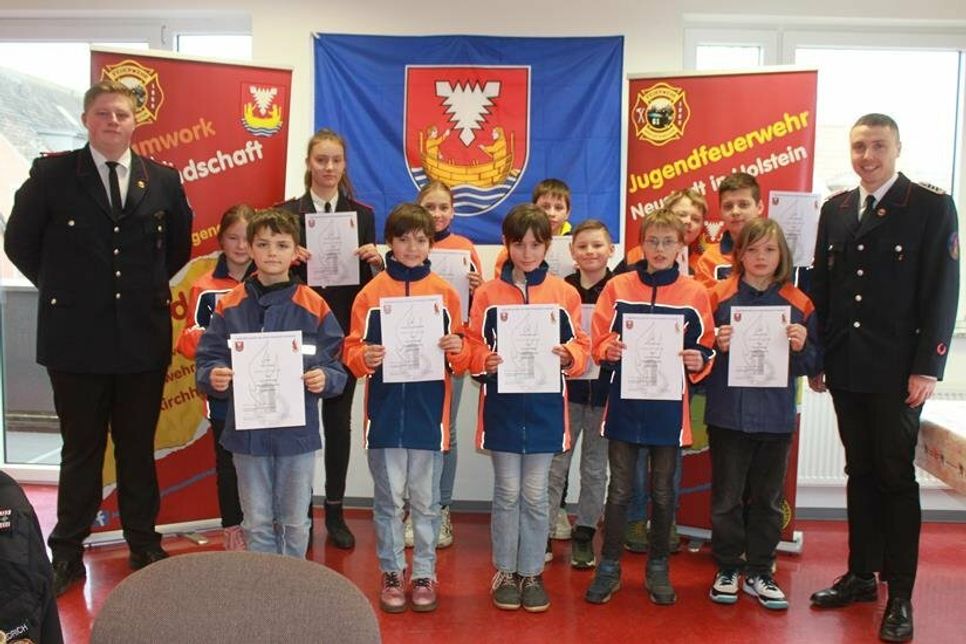 Die neu aufgenommenen Mitglieder der Jugendfeuerwehr mit Jugendfeuerwehrwart Fynn Niklaas Lull (re.) und dem ehemaligen Jugendgruppenleiter Leif Schröder (lks.).