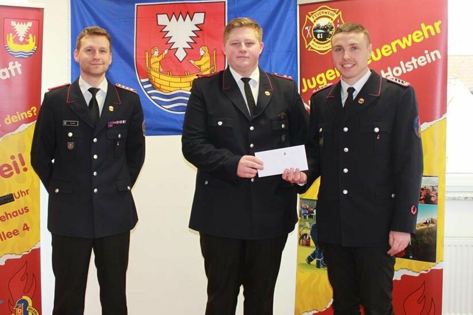 Stellvertretender Jugendwart Marcel Fuchs (lks.) und Fynn Niklaas Lull (re.) dankten Leif Schröder, der nach acht Jahren nun in die Einsatzabteilung wechselt.