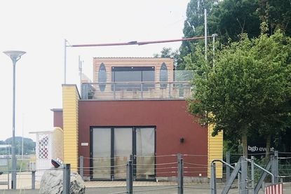 Soviel steht fest: Die Konstruktion auf dem Dach des Gebäudes ist neu.