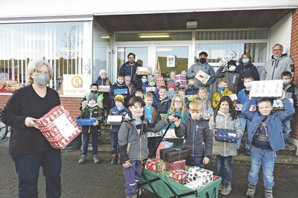 Bei diesen bunten Weihnachtspäckchen leuchten die Kinderaugen zweifach. Denn Freude haben nicht nur die Mädchen und Jungen, die sie geschenkt bekommen, Freude machten sie auch denen, die sie in Wichtelmanier gepackt und zur Ausgabestelle der Tafel Eutin gebracht hatten