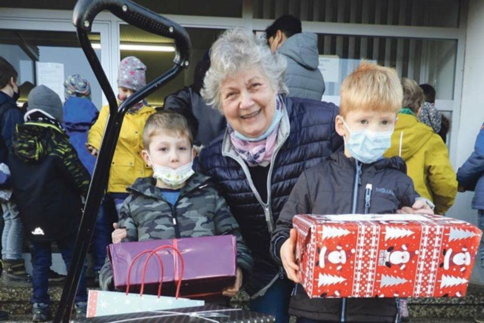 Ingeborg Schläfke (2. Vorsitzende Tafel Eutin) freute sich über die eifrigen Weihnachtsboten wie Petter und Jasper, die dafür gesorgt haben, dass auch die Kinder der Tafel-Kunden ein Packerl unter dem Baum finden werden.