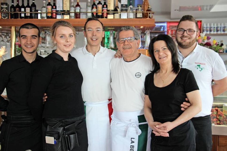 Inhaber und Chefkoch Nicola Fantasia (3. v. re.) mit seinem Team.