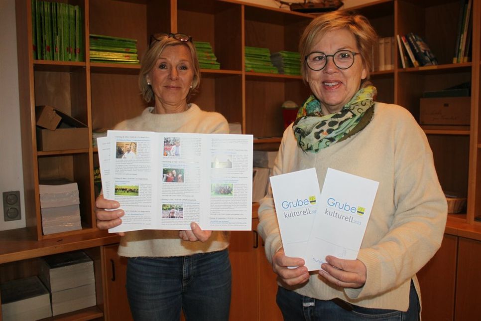 Bürgermeisterin Kirsten Sköries (re.) und Tourismusbeauftragte Elgin Zühlke präsentieren das Programm von „Grube kulturell“.