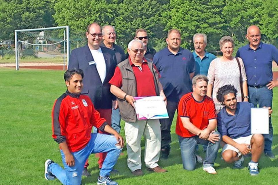 (V. l. h.) Sven Thode, Peter Klasen, Wolfgang Hoffmann, Jörn Ginnut, Reiner Scheff, Heidi Lenkewitz, Rolf Scheff sowie (v. l. v.) Hossein Amini, Jürgen Blauert, Dirk Prieß und Almjad Alkoud.