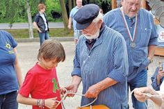 Die „olen Fischer“ flicken Reusen und Netze, zeigen die verschiedensten Seemannsknoten und wie frischer, heimischer Fisch am besten gesäubert, filetiert und gebraten wird. (Foto: Fischereiverein)