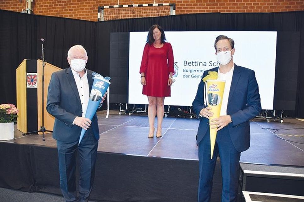Bürgermeisterin Bettina Schäfer überreichte Schulleiter Peter Schultalbers und Oberstufenleiter Jan-Taken de Vries (rechts) jeweils eine Schultüte.