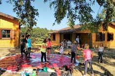 Kinder und Jugendliche lernen Kunststücke aus dem Bereich der Akrobatik und Jonglage.