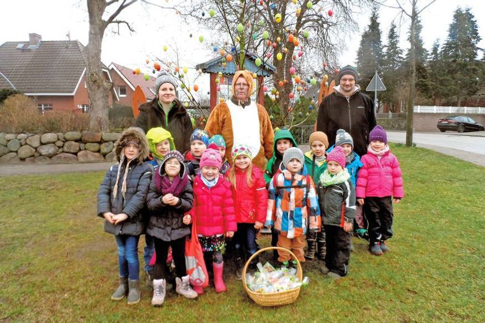 Auch diesmal sorgen Kinder aus Sereetzer Kindergärten gemeinsam mit dem Osterhasen am Dorfmittelpunkt für österlichen Flair. Am Wochenende zuvor findet eine umfassende Dorfreinigung statt, bei der möglichst viele Freiwillige mit anpacken sollten.