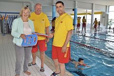 Bundestagsabgeordnete Bettina Hagedorn (SPD) besuchte den Schwimmunterricht von Olaf Techen, Vorsitzender der DLRG Lübecker Bucht, und dem syrischen Schwimmlehrer Mouataz Alshaaer im Meerwasserhallenbad Niendorf/Ostsee. (Foto: René Kleinschmidt)