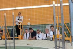 Kommandeur Mathias Metz (re.) und Leiter der U-Boot-Rettungsausbildung Martin Kalmring (lks.) überwachen den Tauchgang.