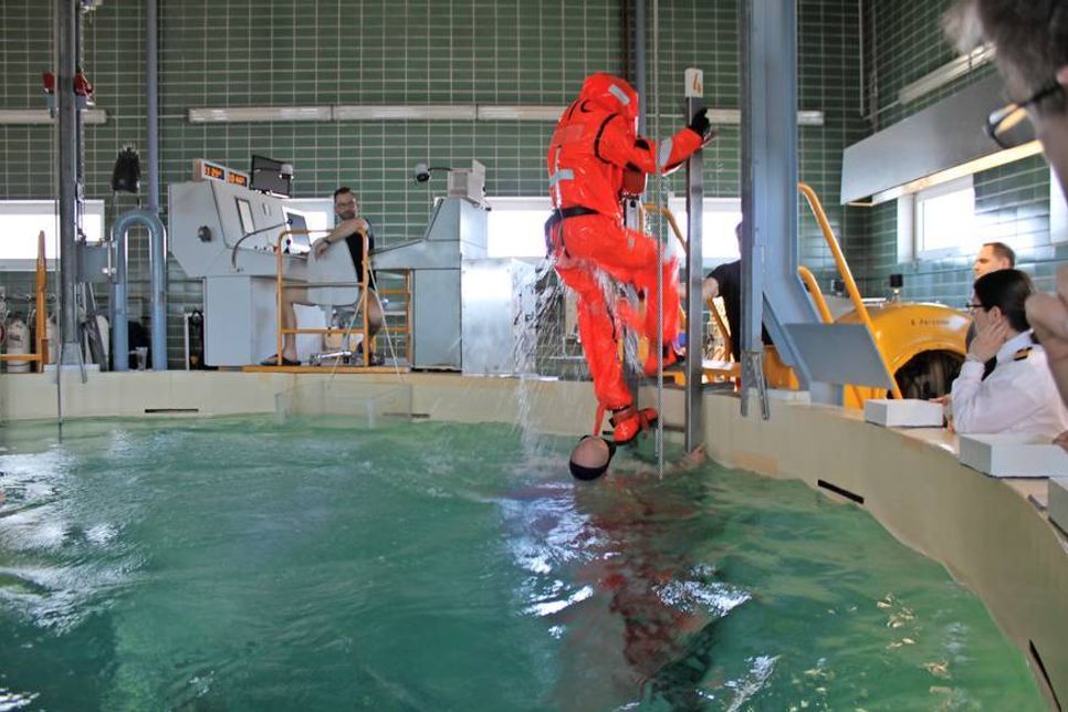 Nach dem Auftauchen im Rettungsanzug werden die Vitalfunktionen überprüft.