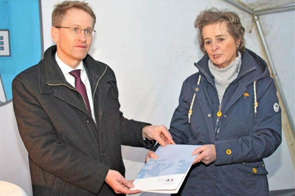 Ministerpräsident Daniel Günther übergibt den Förderbescheid an Bürgermeisterin Hilla Mersmann