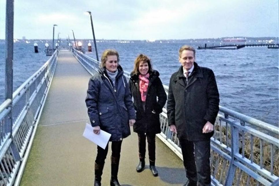 Lassen sich noch einmal den Wind um die Ohren wehen: Bürgermeisterin Mersmann, Landrätin Ladwig und Ministerpräsident Günther auf der Mönkeberger Dampferbrücke.