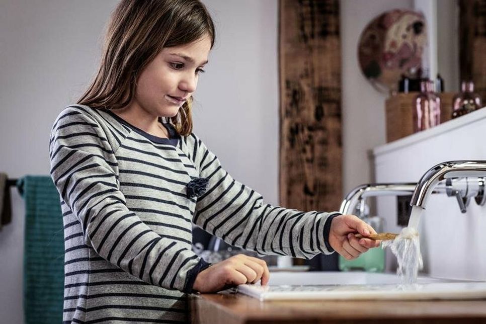 Das Wasser zum Zähneputzen kommt in direkte Berührung mit den Hausbewohnern. Die Leitungsrohre sollten deshalb entsprechend keimfrei bleiben. Foto: DJD/REHAU Industries