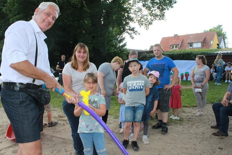 Zauberer und Ballonkünstler Oliver Rogalla begeisterte die Kleinen mit seiner Zaubershow.