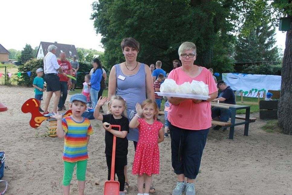 Leiterin Christin Paulsen (lks.) freute sich mit Mitarbeiterin Manuela Sandbote und den Kindern Michel, Smilla und Lilian über ein gelungenes Fest.