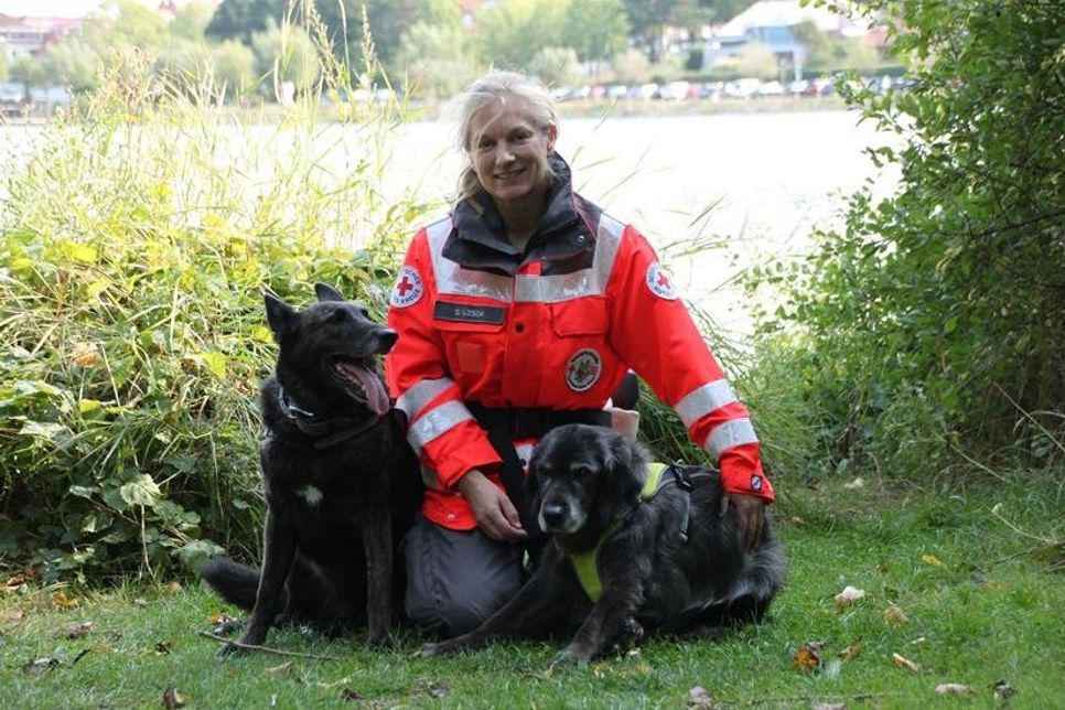 Ein perfekt eingespieltes Team: Rettungshund Anouk, Hundeführerin Sandra Lösch und Rettungshund im Ruhestand Kaja.
