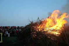 In Guttau, Brenkenhagen und am Lensterstrand werden die Osterfeuer entfacht.
