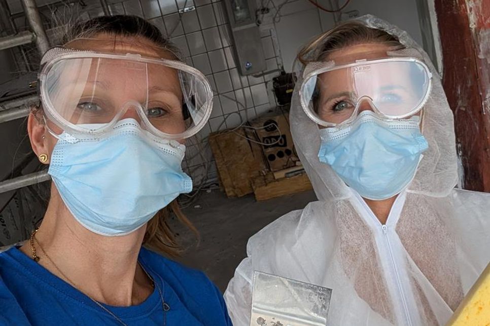 Sie packen mit vollem Körpereinsatz für das Waschcenter selbst mit an: die Geschäftsführerinnen Martina Elies-Rieck (lks.) und Monja Ludewig.