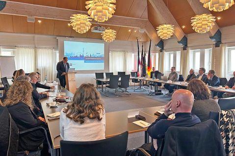 Bürgermeister Mirko Spieckermann referiert auf dem Netzwerktreffen Innenstadt.