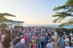 Am Mittwochabend, 14. Mai, startet DJ René Kleinschmidt mit dem „Tanzen am Meer“ in die Open Air-Saison.