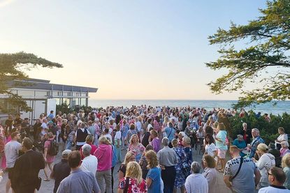 Am Mittwochabend, 14. Mai, startet DJ René Kleinschmidt mit dem „Tanzen am Meer“ in die Open Air-Saison.