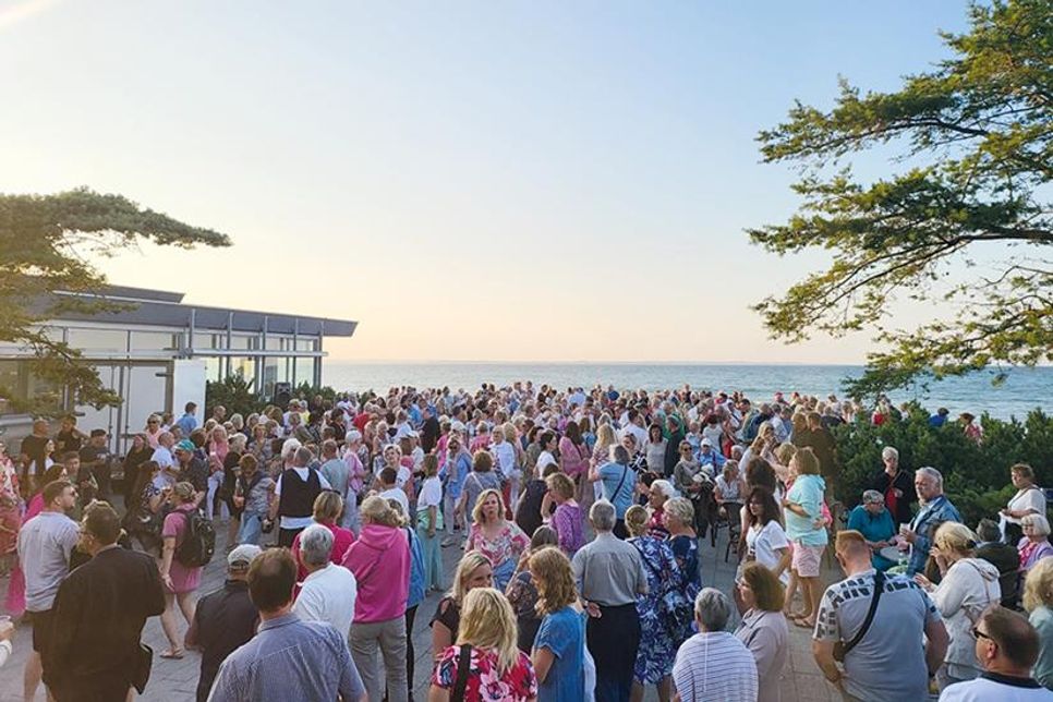 Am Mittwochabend, 14. Mai, startet DJ René Kleinschmidt mit dem „Tanzen am Meer“ in die Open Air-Saison.