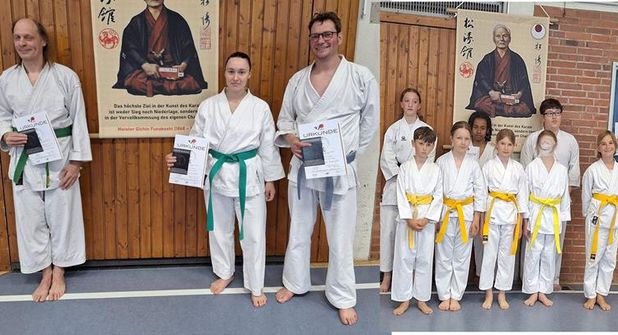 Erfolgreiche Sportlerinnen und Sportler der Karatesparte des TSV Lensahn.