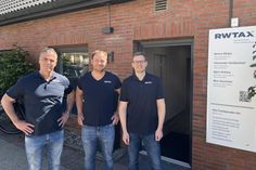 Alexander Weißenfeld, Eike Stummer und Björn Reinke (v.?lks.) vor dem neuen RWTAX-Büro am Grünen Gang in Neustadt.
