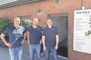 Alexander Weißenfeld, Eike Stummer und Björn Reinke (v.?lks.) vor dem neuen RWTAX-Büro am Grünen Gang in Neustadt.