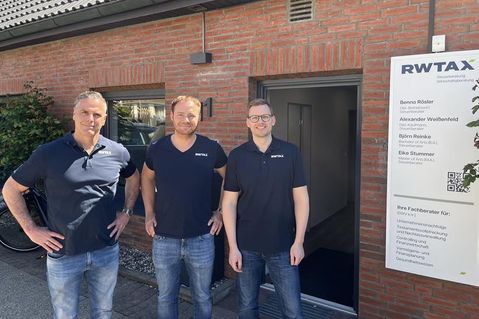 Alexander Weißenfeld, Eike Stummer und Björn Reinke (v.?lks.) vor dem neuen RWTAX-Büro am Grünen Gang in Neustadt.