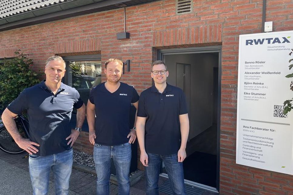 Alexander Weißenfeld, Eike Stummer und Björn Reinke (v.?lks.) vor dem neuen RWTAX-Büro am Grünen Gang in Neustadt.