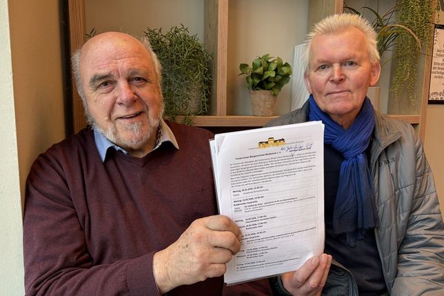 Günter Kalin vom Vorstand des Fördervereins Bürgerschloss Bredeneek und Dr. Dietrich Sturm, Programmleiter der „Bredeneeker Gespräche“ stellten das Jahresprogramm vor.