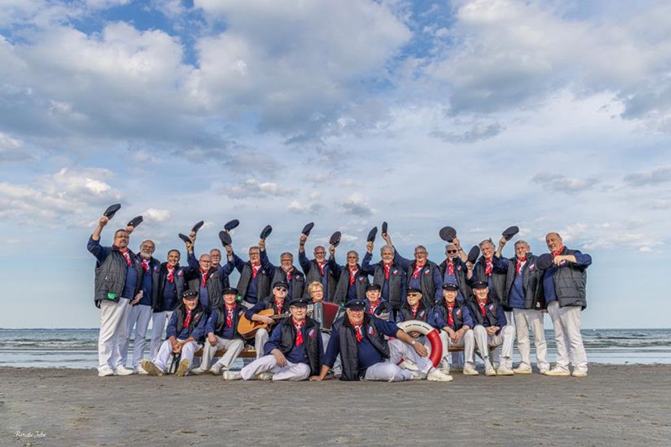 Der Shantychor „Blau-Weiße Jungs“ sorgt für maritime Musik auf dem Wochenmarkt.